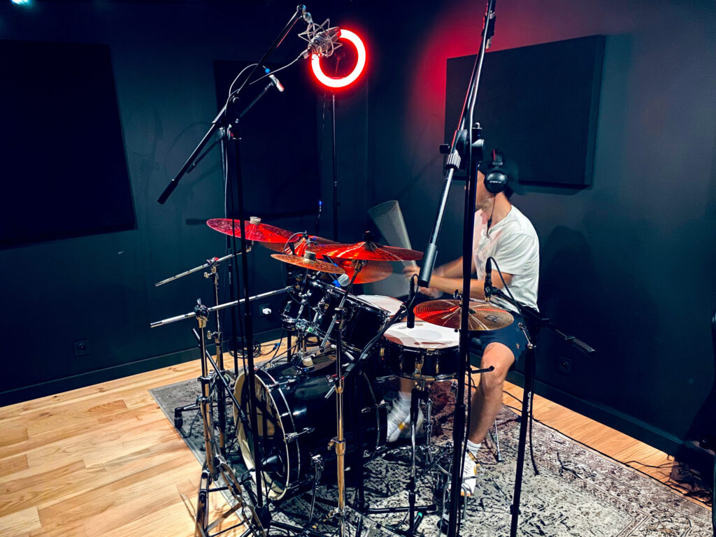 Batteur enregistrant sa performance au AR Studio à Gondecourt