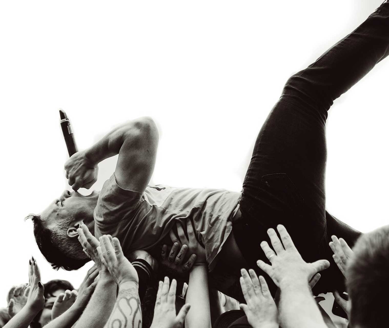 Chanteur porté par la foule lors d’un concert intense