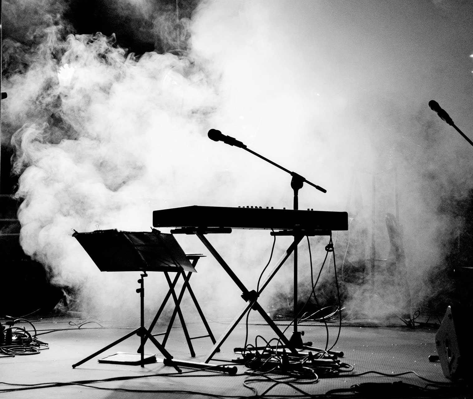 Scène vide dans la brume avant une performance musicale - coaching vocal à Gondecourt